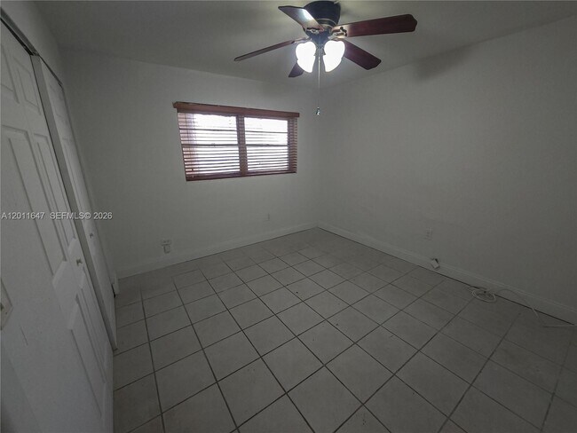 Building Photo - 10907 N Kendall Dr