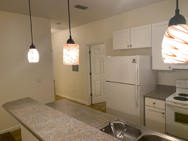 Building Photo - Historic Lincolnville Roommate-Ready Apartment!