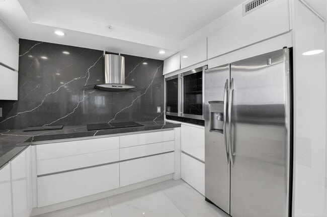 Building Photo - 3420 S Ocean Blvd