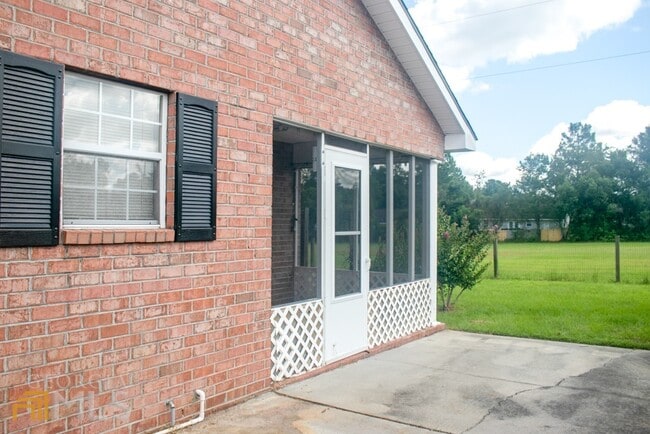Building Photo - 20 Lakeside Dr