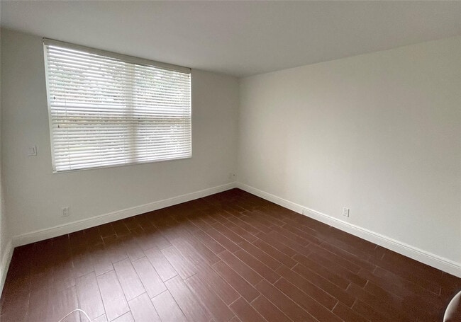 Building Photo - 9411 Evergreen Pl