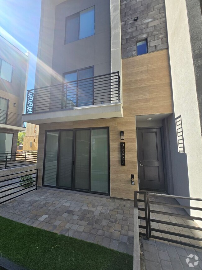 Building Photo - City Life with the Sounds of Nature! Beaut...
