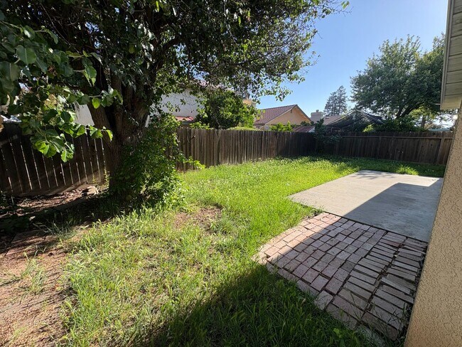 Building Photo - NE Visalia home Rent Ready!