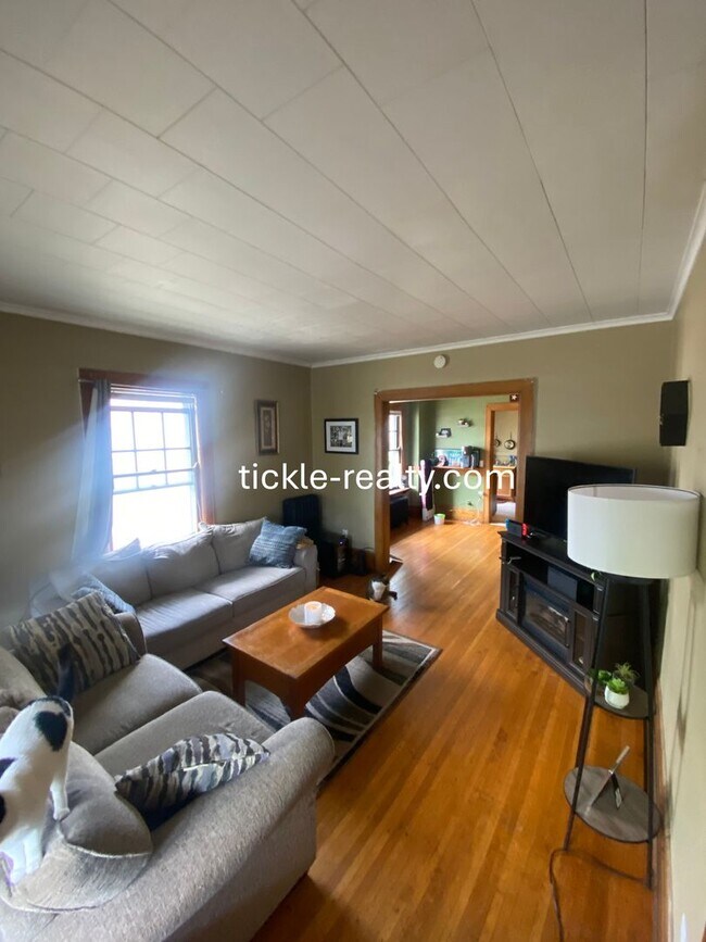 Building Photo - Large 2 Bedroom in Swillburg - Covered Porch
