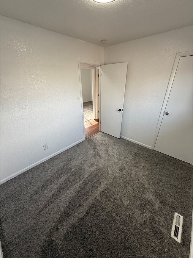 Building Photo - Lansing27