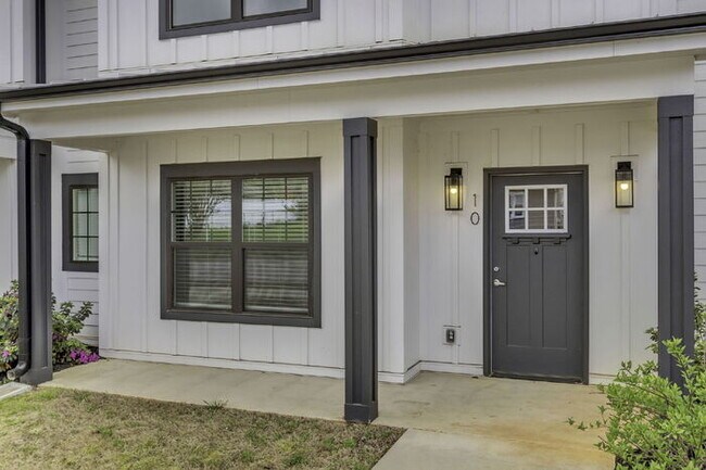 Building Photo - Modern 2BD, 2.5BA Townhouse with Large Loft in Travelers Rest