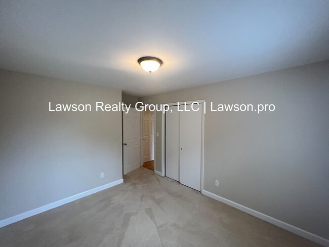 Building Photo - Beautiful Cave Spring Split Level with Bac...