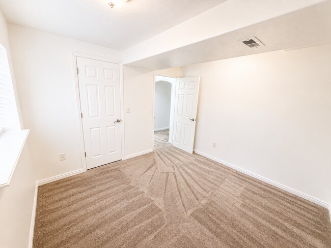 Building Photo - Spacious 5-Bedroom Sandy Home with Large Fenced Yard