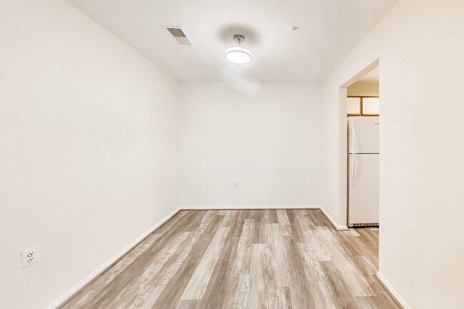 Building Photo - Ground Level Condo in Gaithersburg - 1 bed, 1 bath