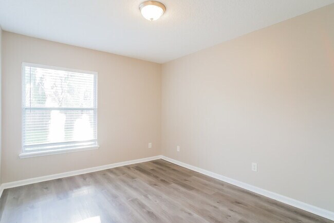 Building Photo - 2158 S Cranbrook Ave