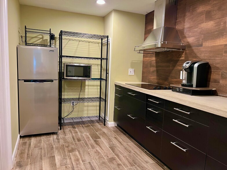 Pantry storage and dish drying rack provided - 3962 Wilcoxson Dr