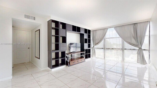 Building Photo - 1000 Parkview Dr