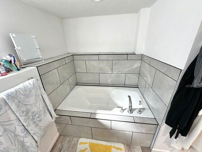 Building Photo - 382 N 200 E