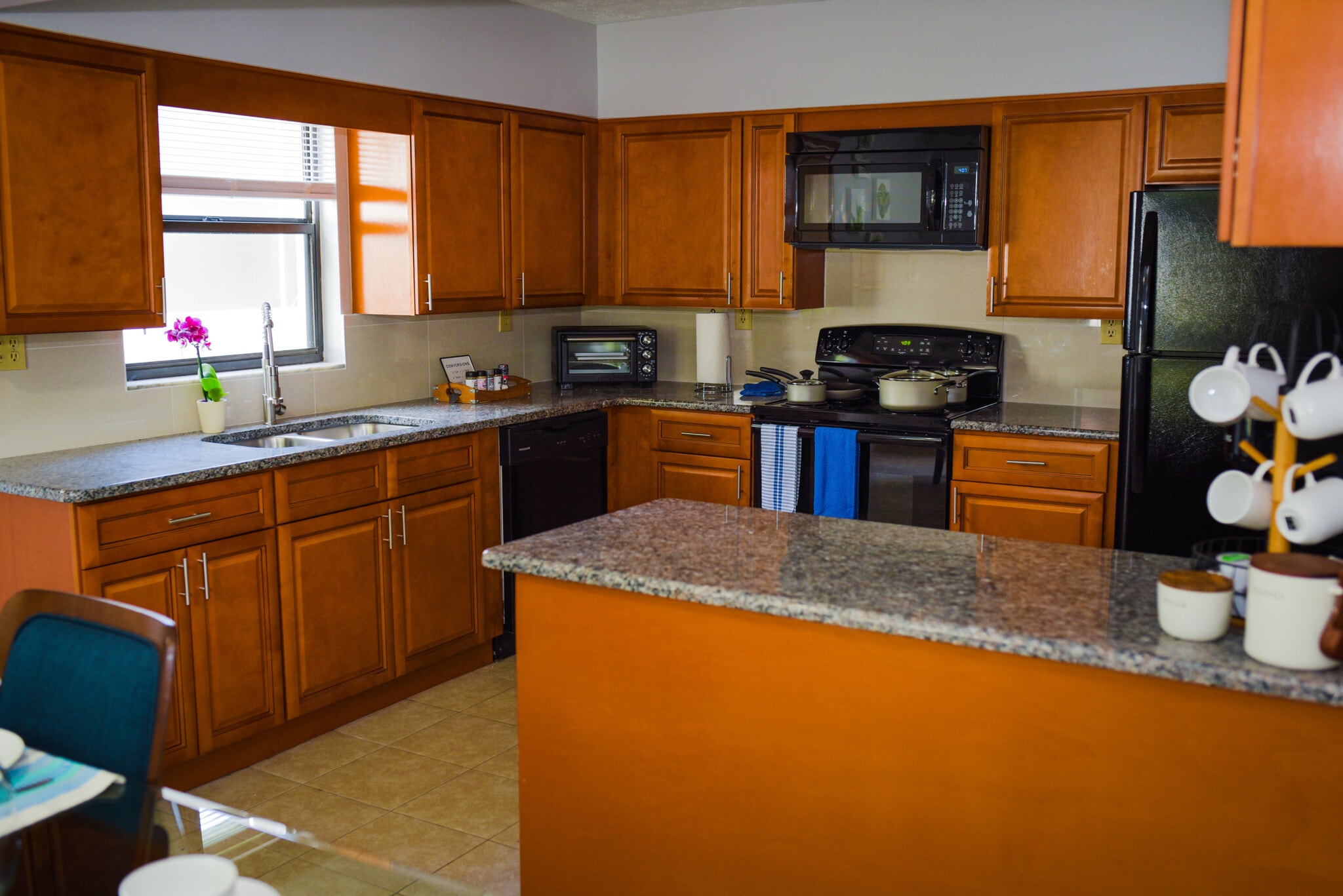 Kitchen with granite counters - 913 Sumter St