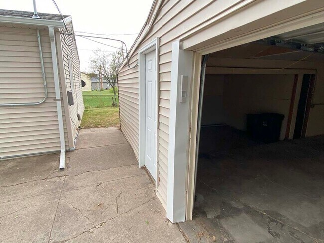 Building Photo - Omaha Ranch Home For Rent