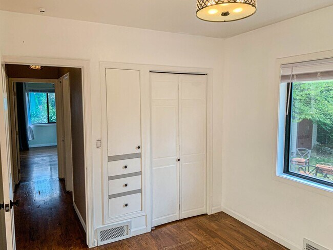Building Photo - Spacious 4 bedroom house on a quiet North Ballard/Crown Hill  location