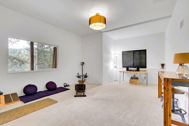 Building Photo - 28384 Kinnikinick Rd