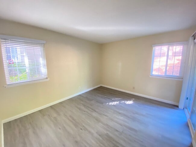 Building Photo - Amazing Condo Nestled in the Oakland Hills W/ Parking, Laundry & Patio!