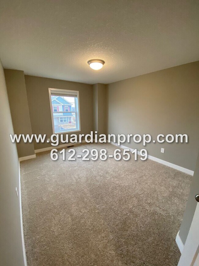 Building Photo - Luxury Townhouse Available June 1st, High End Finishings, Quartz Counters, Large Loft, Huge Prima...