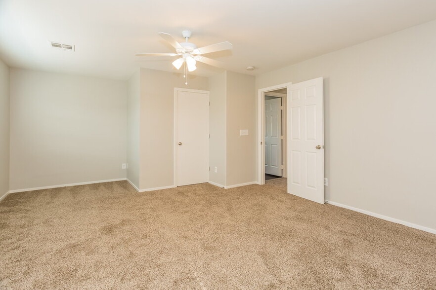 Building Photo - 3752 Hollycroft Dr