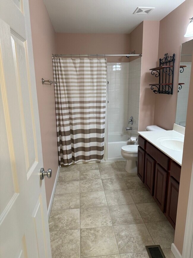 Building Photo - Rockwood Schools 3 Bedroom 2 full baths and 2 half Baths