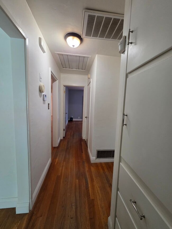 Building Photo - 2 bedroom 2 bathroom in Beverly Glen!