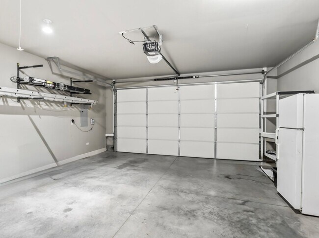 Building Photo - Single-Level 3 Bed, 2 Bath Home with Fully Fenced Backyard