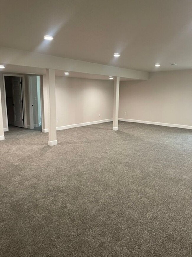 Building Photo - ALL PROSPECTIVE TENANTS MUST SUBMIT A $58 NON-REFUNDABLE APPLICATION FEE PER APPLICANT ONLINE AND...