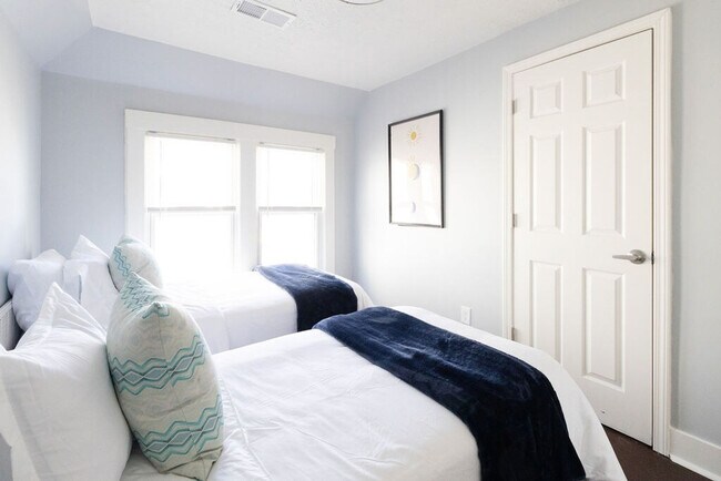 Building Photo - 1501 E 105th St