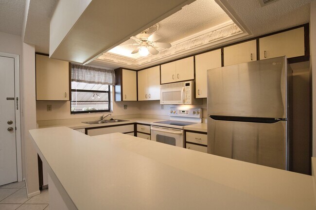 Building Photo - Annual Unfurnished 2 Bed 1 Bath Second Floor Condo located in Par Four at Capri Isles!