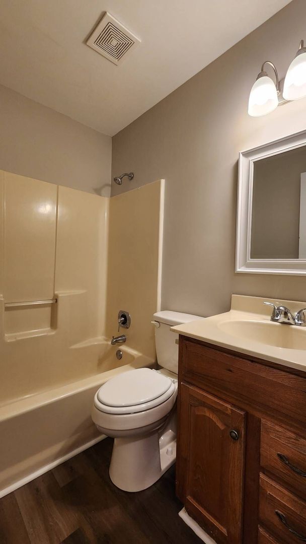 Building Photo - 208 S Ginger Dr