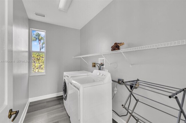 Building Photo - 558 NW 118th Ave