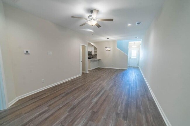 Building Photo - Beautiful 3-Bedroom Townhome in Sought-After Waterways Community