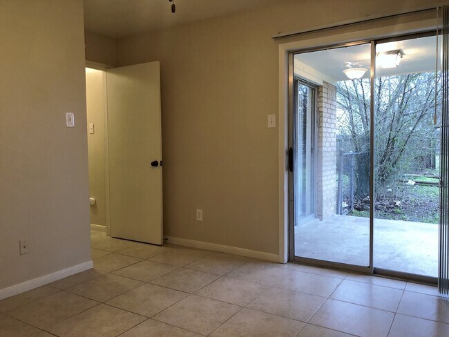 Building Photo - 605SB