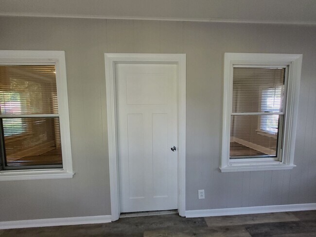 Building Photo - 2 Bedroom, 1 Bathroom home!