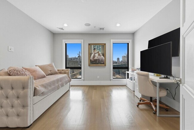 Building Photo - 377 W First St