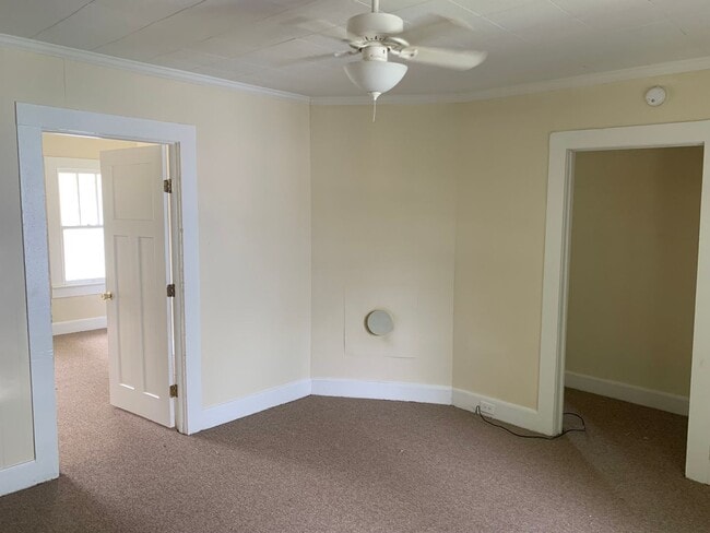 Building Photo - Quaint home located in City Limits