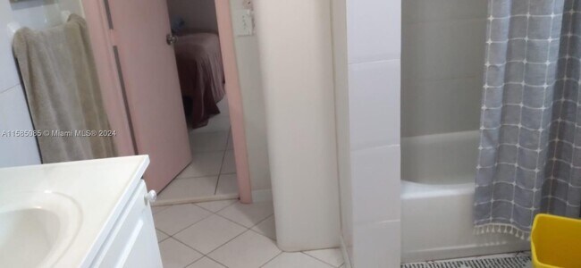 Building Photo - 4211 SW 28th St