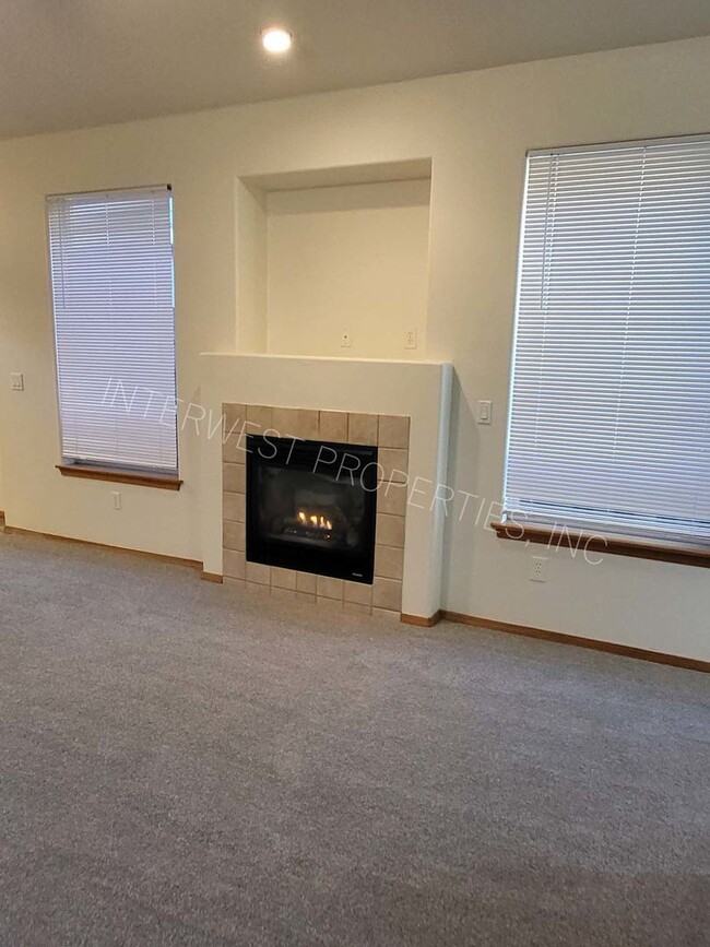 Building Photo - 3 Bed NE Pdx Home w/Gas Fireplace, Garage,...