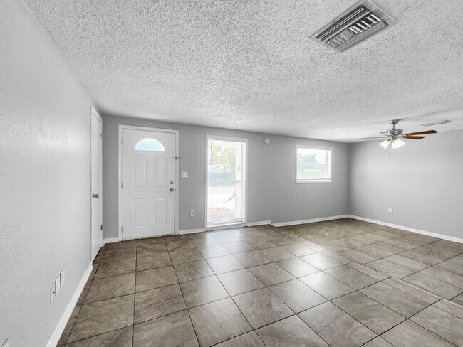 Building Photo - 4 Bedroom Home in Clearwater, FL