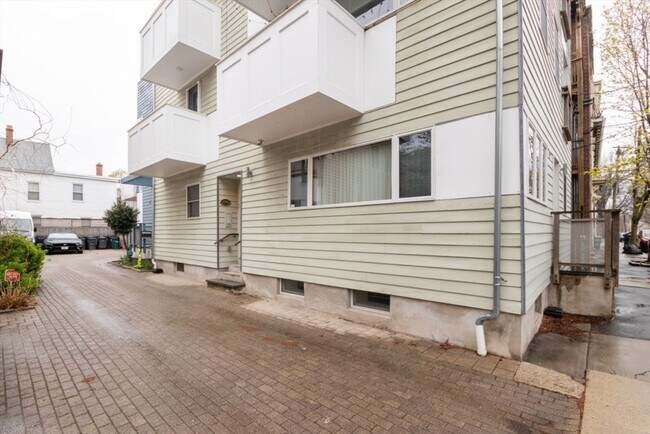 Building Photo - 224 Hurley St