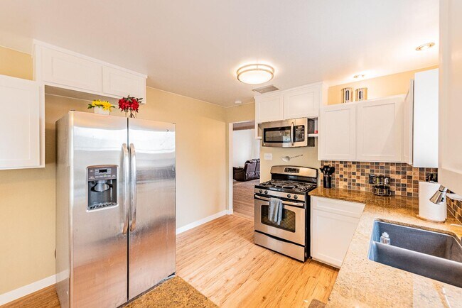 Building Photo - 444 Sierra Dr SE