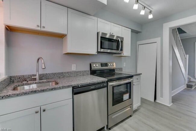 Building Photo - 2bedroom Townhouse Duplex- Huge Yard. May 1 move  in!!!