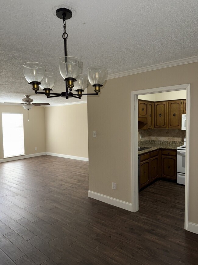 Building Photo - 425 N Post Oak Ln