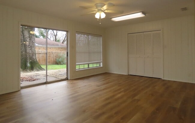 Building Photo - Expansive 3/2 Home in Tyler w/Additional Den and Living Room!