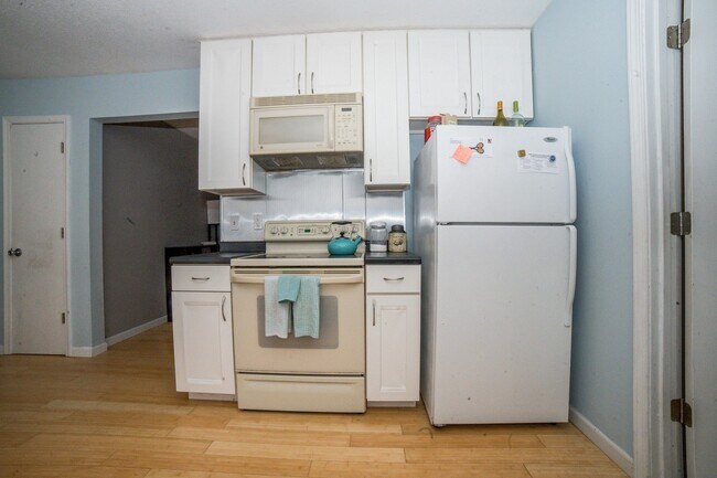 Building Photo - Lovely 3bed House off West Boulevard!!