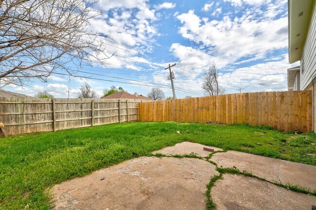 Building Photo - 3 bedroom 2.5 bath - NW Highway and Rockwell