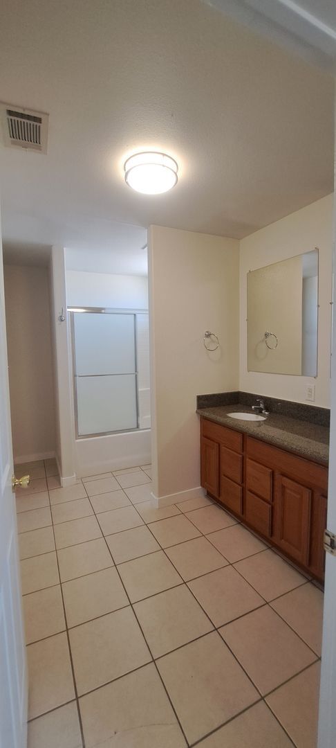 Building Photo - 3 Bedroom/ 2 Bathroom - Welcome Home