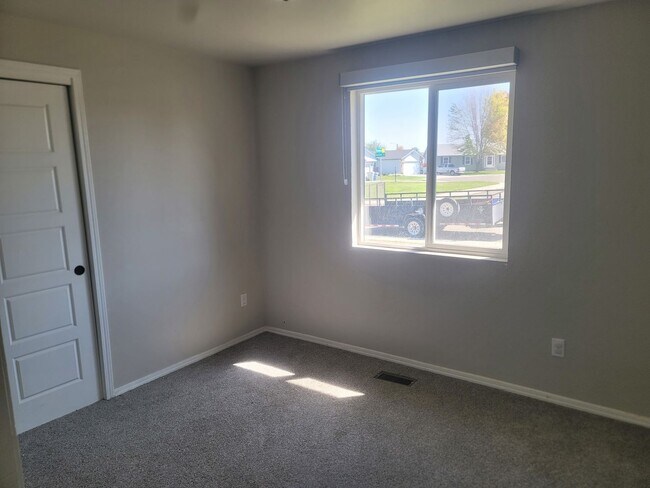 Building Photo - Bright & Beautiful 3-Bed, 2-Bath Home with...