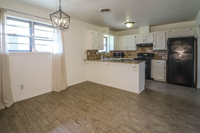 Building Photo - Located in South Tulsa - 3 Bedroom Home!!